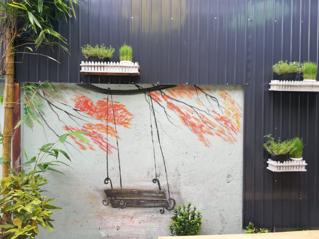cómo decorar las paredes de un patio pequeño
